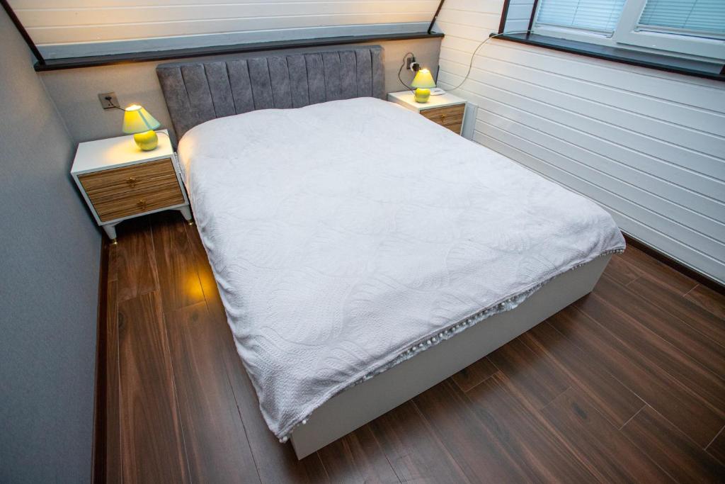 مساحة معيشة دافئة مع مدفأة